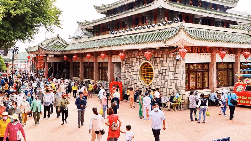 Miếu Bà Chúa Xứ thu hút đông đảo du khách tham quan. Miếu Bà Chúa Xứ thu hút đông đảo du khách tham quan.