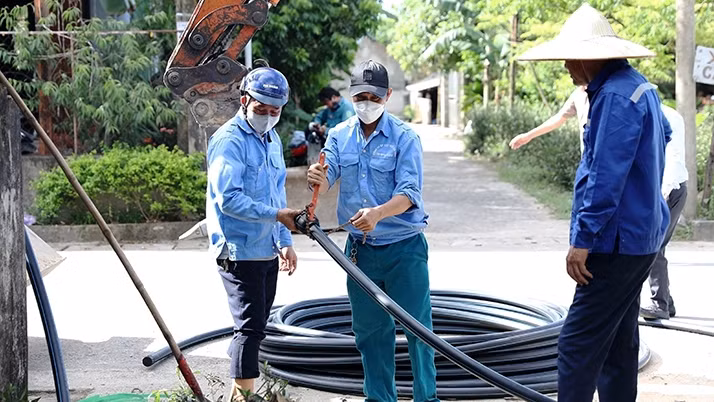 Các đơn vị cung ứng nước sạch ở Hà Tĩnh mở rộng đường ống để phục vụ tốt nhu cầu sử dụng nước sạch của người dân khu vực nông thôn, miền núi. Các đơn vị cung ứng nước sạch ở Hà Tĩnh mở rộng đường ống để phục vụ tốt nhu cầu sử dụng nước sạch của người dân khu vực nông thôn, miền núi.