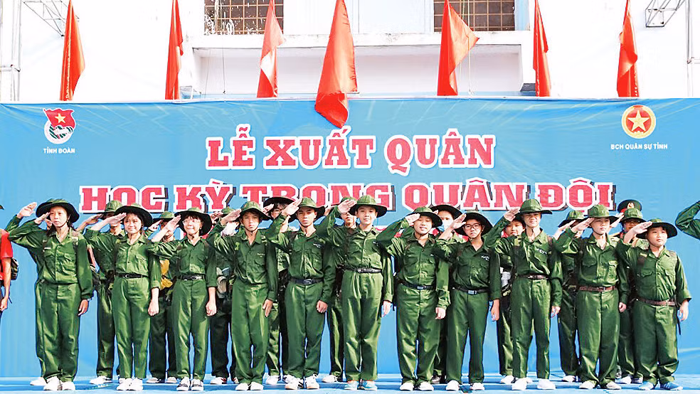 Các chiến sĩ là thanh thiếu nhi tỉnh Kon Tum thực hiện nghi thức xuất quân. Các chiến sĩ là thanh thiếu nhi tỉnh Kon Tum thực hiện nghi thức xuất quân.