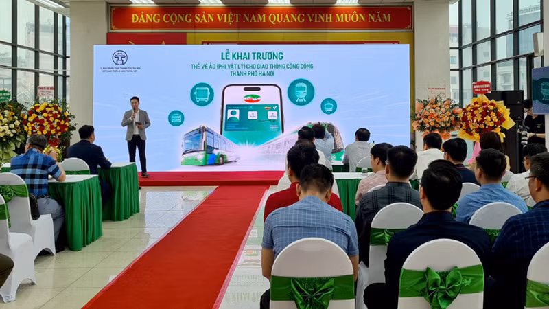 Hà Nội triển khai thẻ vé ảo, khách hàng ở nhà có thể mua vé tháng đi xe buýt.