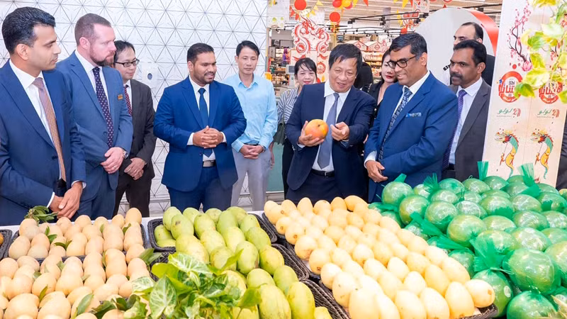 Giới thiệu hàng nông sản của Việt Nam tại UAE.