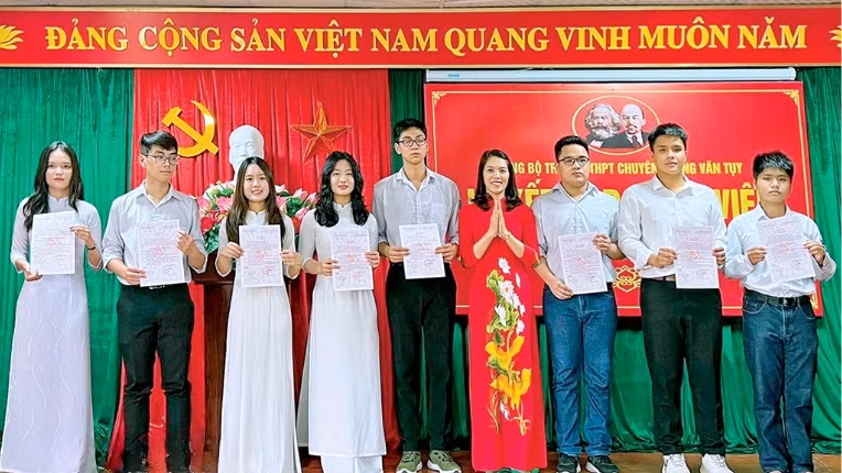 Lễ kết nạp đảng viên mới tại Trường THPT chuyên Lương Văn Tụy.