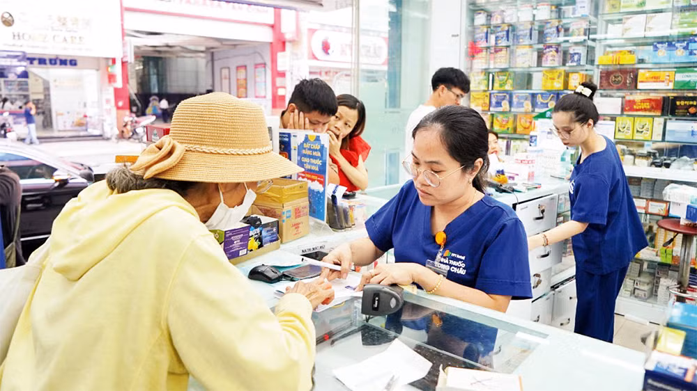 Người dân mua thuốc tại một nhà thuốc trên đường Hai Bà Trưng, Quận 1.