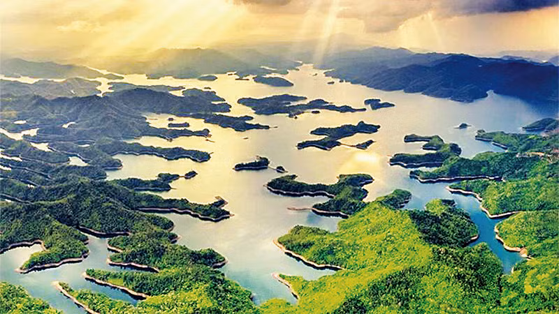 Hồ Tà Ðùng, điểm nhấn của vườn quốc gia đang được định hướng trở thành khu du lịch trọng điểm. 