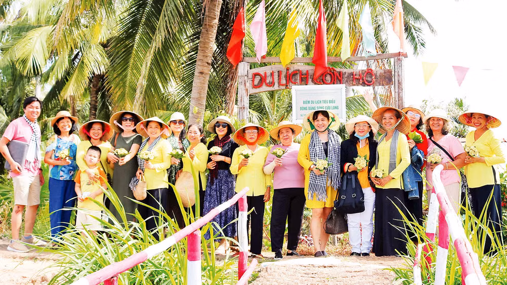 Khách đến tham quan, trải nghiệm tại Cồn Hô, xã Ðức Mỹ, huyện Càng Long, tỉnh Trà Vinh.