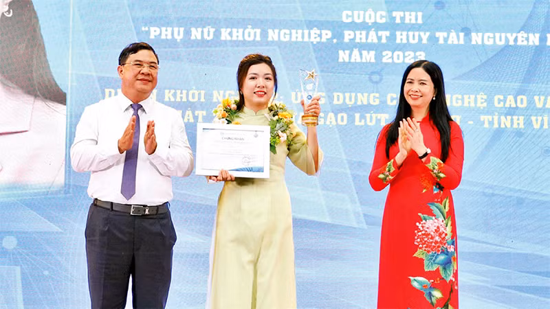Lãnh đạo tỉnh Nam Ðịnh và Hội Liên hiệp Phụ nữ Việt Nam trao giải Ðặc biệt cho chị Hoàng Thị Thùy Linh. (Ảnh TRẦN KHÁNH) Lãnh đạo tỉnh Nam Ðịnh và Hội Liên hiệp Phụ nữ Việt Nam trao giải Ðặc biệt cho chị Hoàng Thị Thùy Linh. (Ảnh TRẦN KHÁNH)
