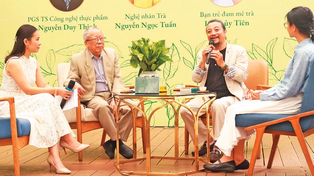 Nghệ nhân Nguyễn Ngọc Tuấn chia sẻ những câu chuyện thú vị tại tọa đàm “Hành trình tìm trà”.