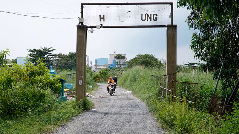 Tại lối vào nghĩa trang nằm trên đường Bình Long, những chữ cái gắn trên cổng đã bị rơi rụng, không thể đọc được nội dung.