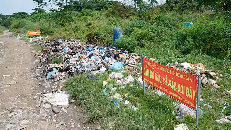 Không khó để nhìn thấy những bãi rác tự phát hai bên đường bên trong nghĩa trang, dù đã có biển báo cấm của chính quyền địa phương.