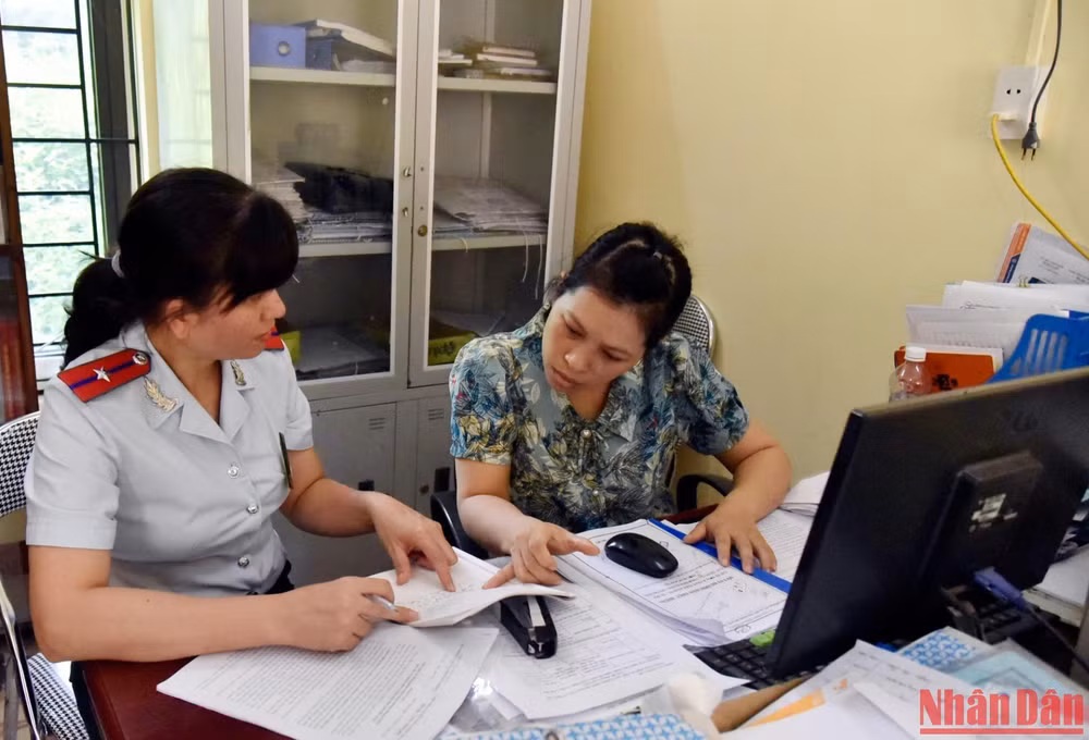 Sở Nội vụ Bắc Kạn kiểm tra đột xuất việc giải quyết thủ tục hành chính tại Bộ phận giao dịch một cửa xã Cường Lợi, huyện Na Rì.