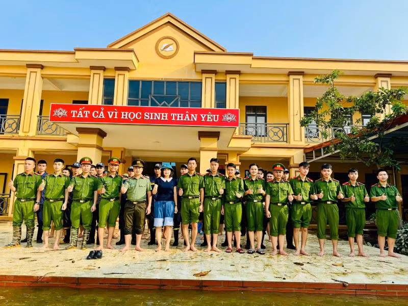 Công an tỉnh Hưng Yên ra quân dọn dẹp, vệ sinh môi trường.