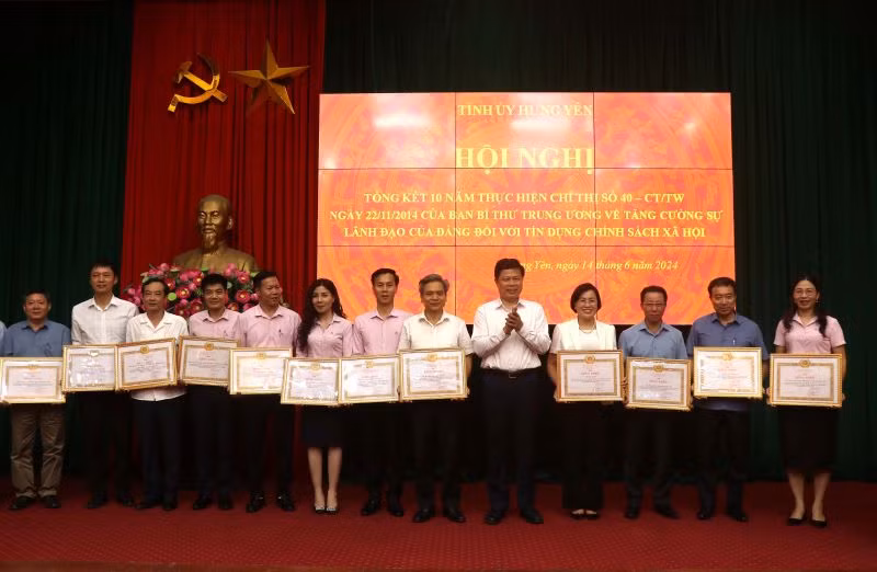 Ban Thường vụ Tỉnh ủy Hưng Yên tặng bằng khen cho các tập thể, cá nhân có thành tích xuất sắc trong thực hiện Chỉ thị số 40-CT/TW.