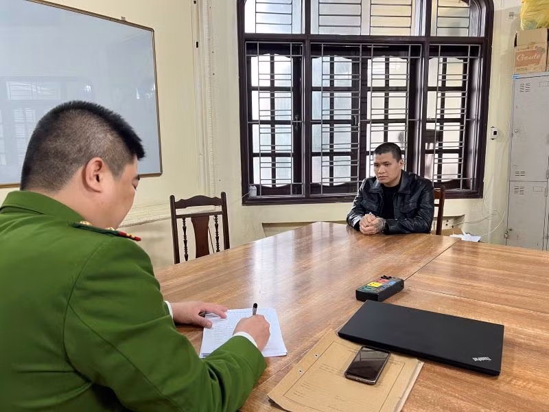 Công an tỉnh Hưng Yên đang lấy lời khai của đối tượng tham gia vụ án giết người, cướp của xảy ra ở địa bàn xã Cửu Cao, huyện Văn Giang, tỉnh Hưng Yên.