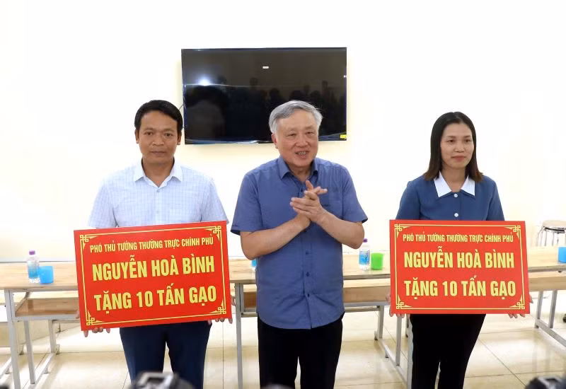 Phó Thủ tướng Thường trực Chính phủ Nguyễn Hòa Bình tặng nhân dân hai xã Hùng Cường và Phú Cường 20 tấn gạo.