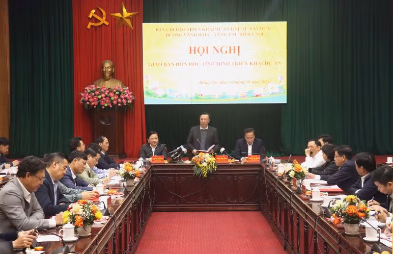 Đồng chí Đinh Tiến Dũng - Ủy viên Bộ Chính trị, Bí thư Thành ủy Hà Nội chủ trì Hội nghị giao ban đôn đốc tình hình triển khai dự án đường Vành đai 4-Vùng Thủ đô Hà Nội. 