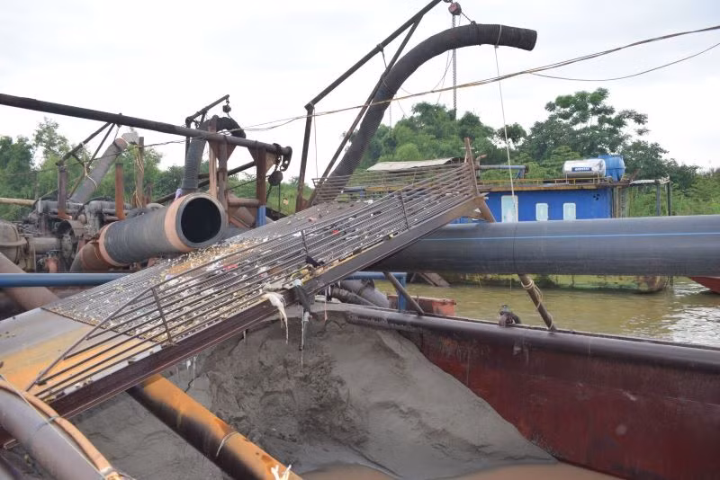 Phương tiện khai thác cát trái phép bị các cơ quan chức năng tạm giữ.