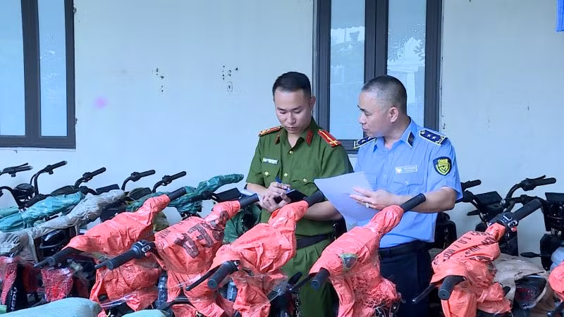 Tổ công tác Đội 3 - phòng Cảnh sát Kinh tế Công an tỉnh Hưng Yên kiểm tra kho hàng của anh Lưu Hải Bắc, xã Minh Châu, huyện Yên Mỹ, tỉnh Hưng Yên phát hiện trong kho có 230 chiếc xe đạp điện không rõ nguồn gốc, xuất xứ.