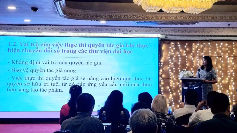 Chuyên gia trình bày tham luận tại hội thảo. Chuyên gia trình bày tham luận tại hội thảo.