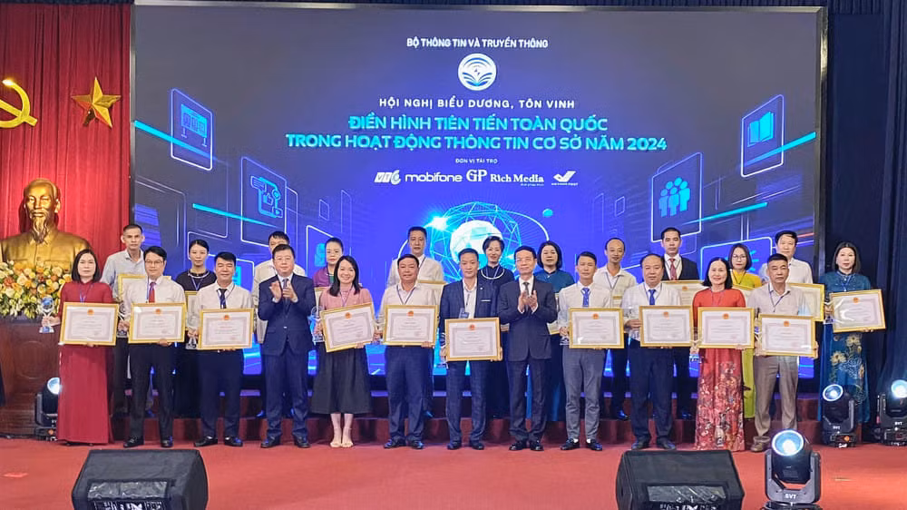 Các điển hình tiên tiến toàn quốc trong hoạt động thông tin cơ sở năm 2024 được tôn vinh.
