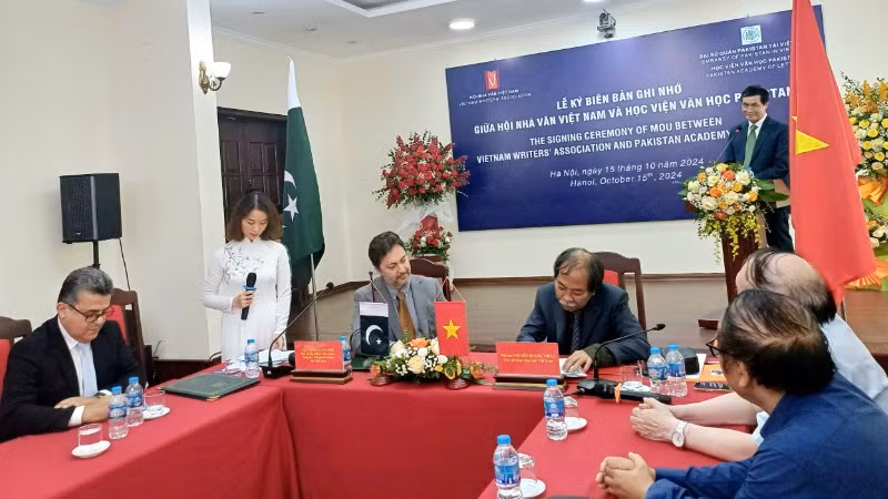 Đại diện Hội Nhà văn Việt Nam và Viện Văn học Pakistan ký kết Biên bản ghi nhớ hợp tác.