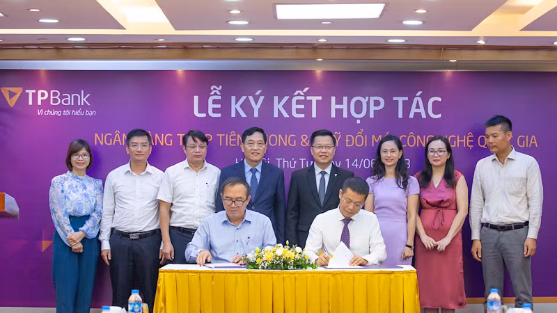 Đại diện TPBank và NATIF ký thỏa thuận hợp tác.
