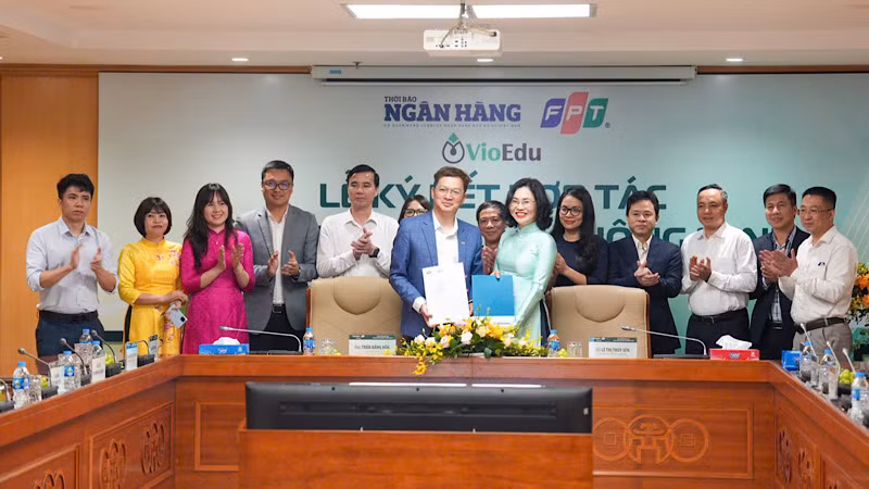Đại diện lãnh đạo hai đơn vị thực hiện lễ ký kết.