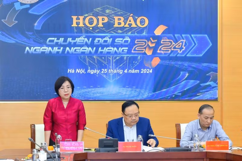 Bà Hoàng Thanh Nhàn, Tổng biên tập Thời báo Ngân hàng, ông Phạm Anh Tuấn, Vụ trưởng Vụ Thanh toán, ông Đoàn Thanh Hải, Phó cục trưởng Cục Công nghệ thông tin (Ngân hàng Nhà nước) đồng chủ trì họp báo. Bà Hoàng Thanh Nhàn, Tổng biên tập Thời báo Ngân hàng, ông Phạm Anh Tuấn, Vụ trưởng Vụ Thanh toán, ông Đoàn Thanh Hải, Phó cục trưởng Cục Công nghệ thông tin (Ngân hàng Nhà nước) đồng chủ trì họp báo.