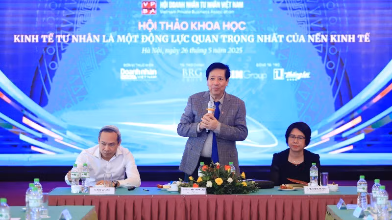 PGS, TS Nguyễn Trọng Điều, Chủ tịch Hội Doanh nhân Tư nhân Việt Nam phát biểu khai mạc hội thảo.