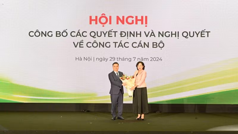Thống đốc Ngân hàng Nhà nước Việt Nam Nguyễn Thị Hồng (bên phải) tặng hoa chúc mừng tân Chủ tịch Hội đồng Quản trị Vietcombank Nguyễn Thanh Tùng.