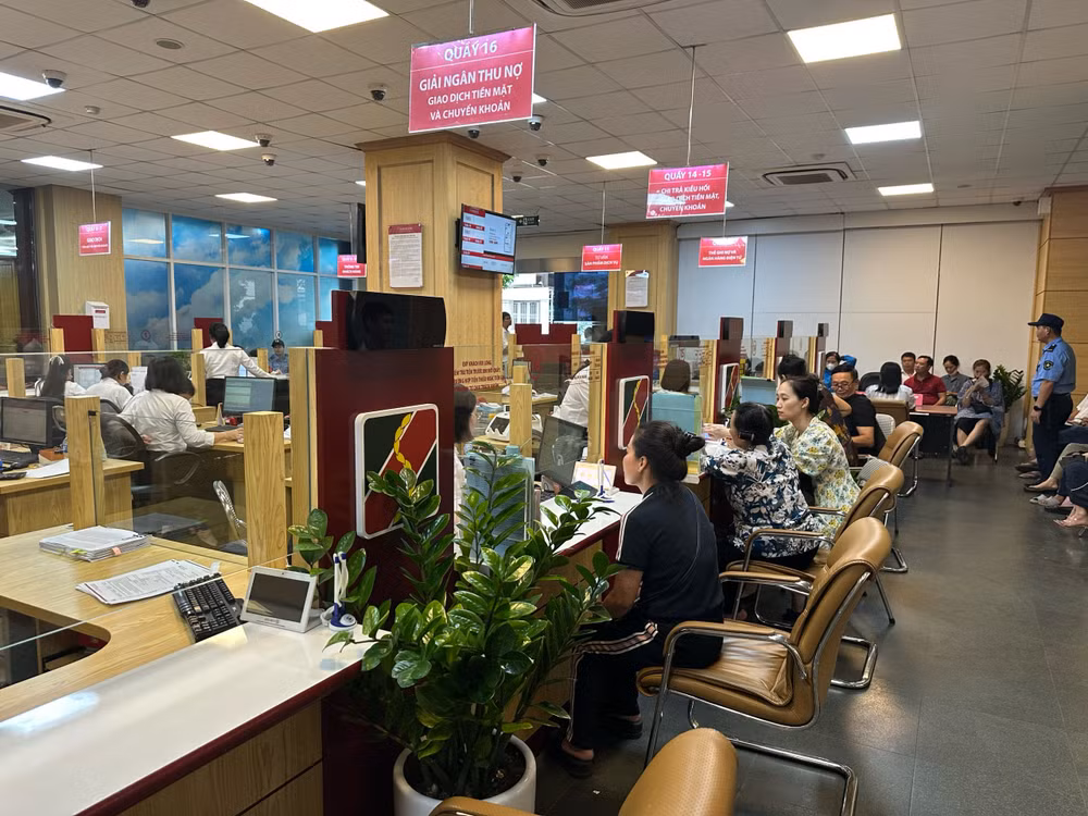 Người dân giao dịch mua vàng miếng SJC tại chi nhánh Agribank.