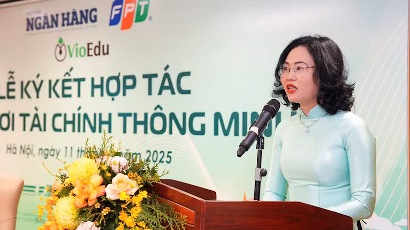 Tổng Biên tập Thời báo Ngân hàng Lê Thị Thúy Sen phát biểu tại lễ ký.