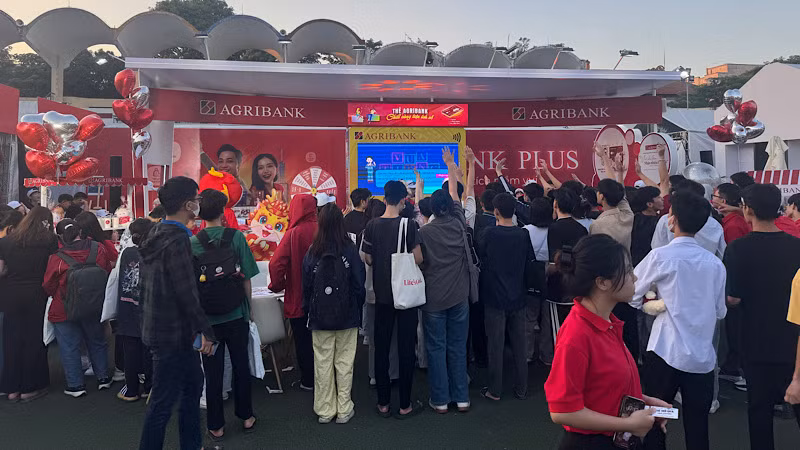 Các bạn trẻ hào hứng tham gia sự kiện tại gian hàng của ngân hàng Agribank Các bạn trẻ hào hứng tham gia sự kiện tại gian hàng của ngân hàng Agribank