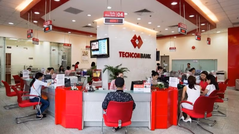 Khách hàng giao dịch tại chi nhánh Techcombank.