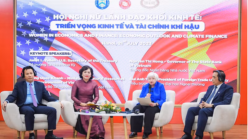 Các diễn giả thảo luận tại Hội nghị