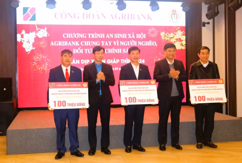 Các ông Phạm Toàn Vượng và Phạm Đức Tuấn trao kinh phí của Agribank hỗ trợ người nghèo, đối tượng chính sách tại thành phố Móng Cái, huyện Đầm Hà và huyện Hải Hà (Quảng Ninh). Các ông Phạm Toàn Vượng và Phạm Đức Tuấn trao kinh phí của Agribank hỗ trợ người nghèo, đối tượng chính sách tại thành phố Móng Cái, huyện Đầm Hà và huyện Hải Hà (Quảng Ninh).