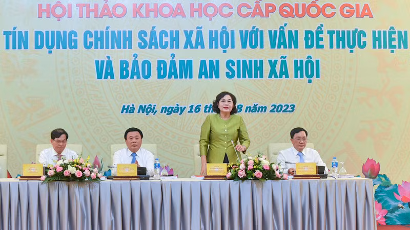 Thống đốc Ngân hàng Nhà nước Việt Nam kiêm Chủ tịch Hội đồng quản trị Ngân hàng Chính sách xã hội Nguyễn Thị Hồng phát biểu tại Hội thảo.