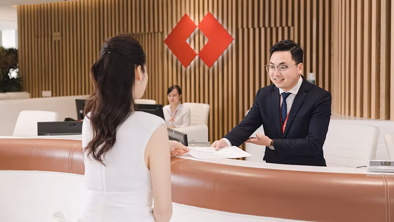 Khách hàng giao dịch tại Techcombank