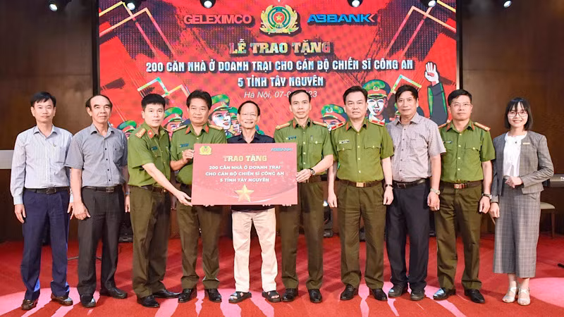 Tại buổi lễ trao tặng 200 căn nhà cho các chiến sĩ công an tại các xã, thị trấn khó khăn, chịu ảnh hưởng nặng nề của mưa bão và sạt lở đất.
