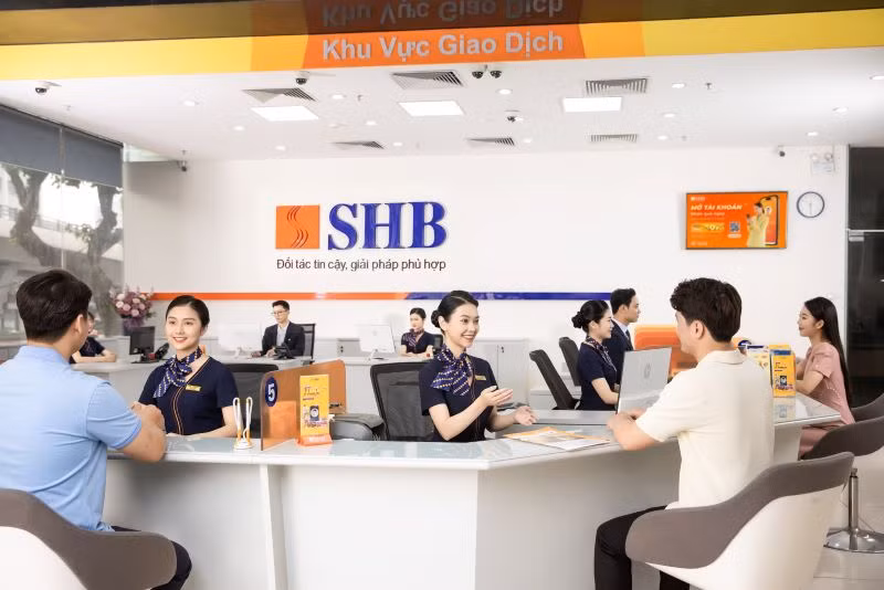 Giao dịch khách hàng tại chi nhánh ngân hàng SHB.