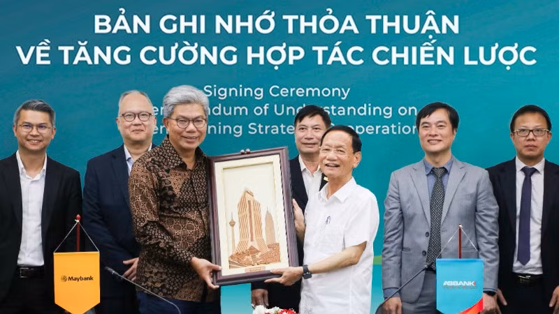 ABBANK thông báo thành lập Ủy ban Chiến lược phát triển bền vững ESG với vai trò dẫn dắt của Phó Chủ Tịch HĐQT Vũ Văn Tiền. Trong ảnh là lễ ký biên bản ghi nhớ giữa ABBANK và Maybank năm 2024.