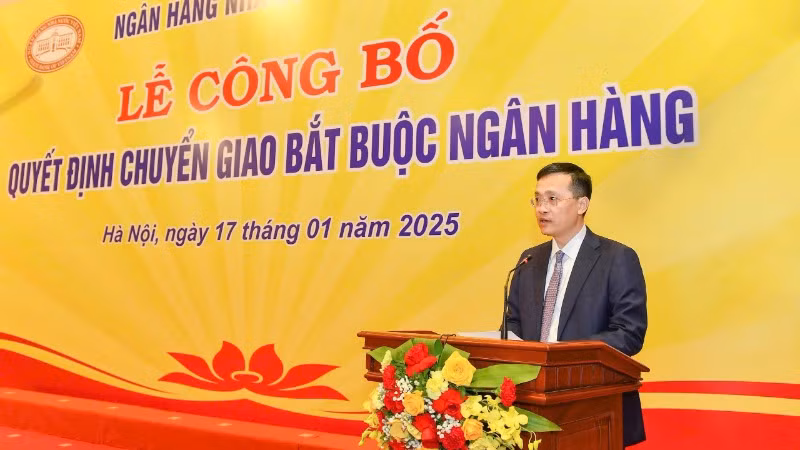 Phó Thống đốc Ngân hàng Nhà nước Việt Nam Phạm Quang Dũng công bố các Quyết định chuyển giao bắt buộc.
