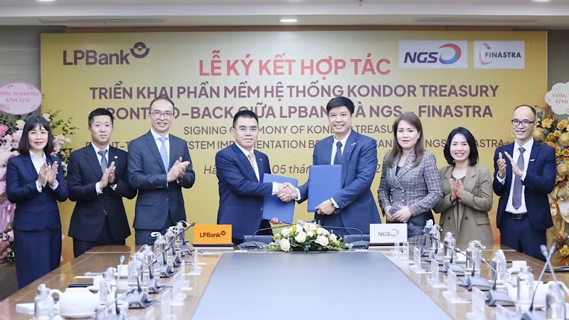 Ông Hồ Nam Tiến - Phó Chủ tịch HĐQT kiêm Tổng Giám đốc LPBank (trái) và ông Phạm Thế Trường - Phó Tổng Giám đốc (phải) thực hiện ký kết dưới sự chứng kiến của đại diện các bên. 