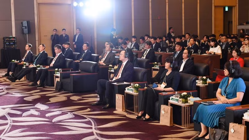 Các đại biểu, diễn giả tham dự tọa đàm.