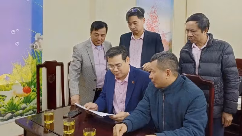 Đoàn công tác Ngân hàng Chính sách xã hội trao đổi với hộ vay ở xã Vạn Hoà, thành phố Lào Cai. Đoàn công tác Ngân hàng Chính sách xã hội trao đổi với hộ vay ở xã Vạn Hoà, thành phố Lào Cai.