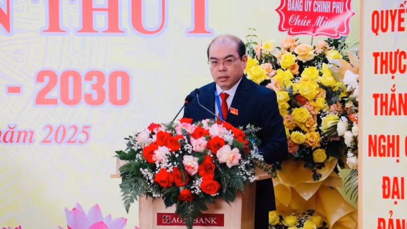 Phó Bí thư Thường trực Đảng bộ Agribank Trần Văn Thịnh phát biểu chỉ đạo tại Đại hội điểm Đảng bộ Agribank Chi nhánh Mê Linh. Phó Bí thư Thường trực Đảng bộ Agribank Trần Văn Thịnh phát biểu chỉ đạo tại Đại hội điểm Đảng bộ Agribank Chi nhánh Mê Linh.
