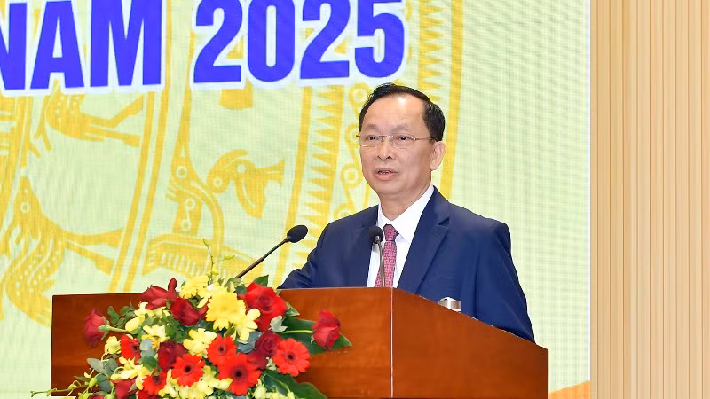 Phó Thống đốc Thường trực Ngân hàng Nhà nước Đào Minh Tú báo cáo tại hội nghị.