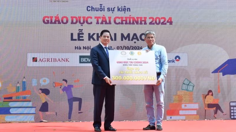 Ủng hộ tái thiết Làng Nủ số tiền 300 triệu đồng. Ủng hộ tái thiết Làng Nủ số tiền 300 triệu đồng.