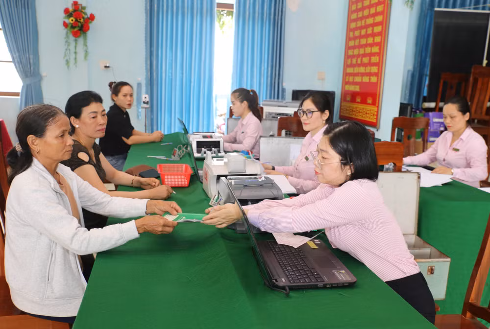 Người nghèo và các đối tượng chính sách ở Phú Yên làm thủ tục, nhận vốn vay ngay tại Điểm giao dịch xã.