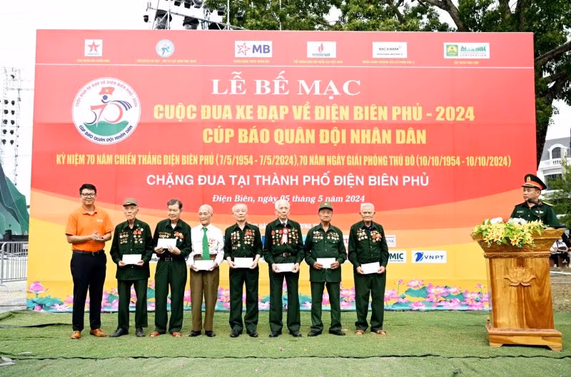 Ông Vũ Mạnh Quý - Giám đốc SHB Sơn La (ngoài cùng bên trái) đại diện ngân hàng trực tiếp thăm hỏi và tri ân tới các Cựu chiến binh. Ông Vũ Mạnh Quý - Giám đốc SHB Sơn La (ngoài cùng bên trái) đại diện ngân hàng trực tiếp thăm hỏi và tri ân tới các Cựu chiến binh.