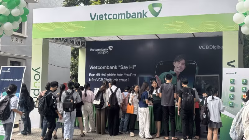 Các sinh viên hào hứng tham quan các gian hàng Các sinh viên hào hứng tham quan các gian hàng